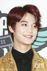 组图：SHINee出席演唱会记者会 舞台妆妖艳帅气