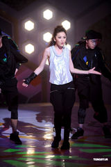 幻灯图：泳儿性感装扮抢收视 何润东想赴港苦练粤语