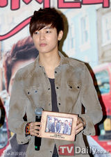 组图：韩团CNBLUE开签名会 郑容和金发引关注