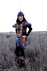 组图：乌兰图雅化身古代战士 MV展英姿