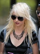 高清组图：泰勒-摩森片场变装秀 裙装短裤皆俏皮