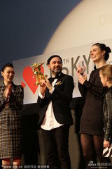 组图：26届东京电影节闭幕 获奖者领奖开心庆祝