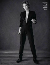 组图：德普前女友露背登封面 真空西装凹造型