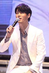 高清组图：车胜元台北会粉丝 展示熟男魅力