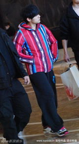 高清图：周杰伦穿红条纹外套醒目 保镖护驾左右