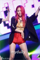 组图：雪莉灿烈主持MCD 金贤重扯衣秀人鱼线