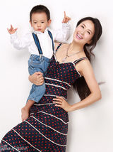 组图：杨童舒亲子写真曝光 母子情深齐卖萌