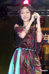 高清图：庾澄庆台北开唱 小S热情拥抱并送上蛋糕