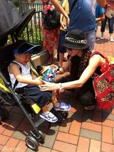 组图：Lucas8月2日5周岁 张柏芝携二子游乐场庆生