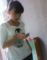 组图：《非诚勿扰》黄菡女儿近照 刘海齐眉