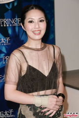 组图：杨千嬅透视装亮相自嘲平胸没看头