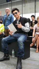 组图：夏雨戴墨镜潮爆纽约时装周 帅气自信