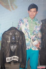 组图：周杰伦带病宣传巡演 花西服帅气抢镜