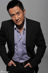 组图：张志坚雅痞范写真熟男魅力