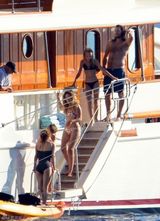 组图：凡妮莎安度无德普时代 全家开心海上游