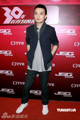 幻灯图：郑少秋与黄耀明等出席《劲歌金曲》录制