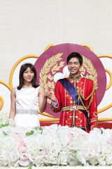 高清组图：韩星李胜基河智苑新剧幸福订婚照曝光