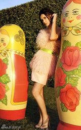 幻灯图集：黛米-摩尔新写真 打造真人芭比娃娃