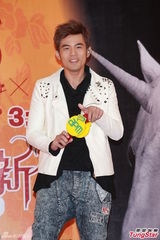 高清图：周杰伦香港签唱火爆 被与蔡依林比胸