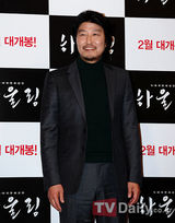 高清组图：李娜英宋康昊牵手宣传新片《Howling》