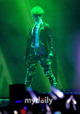 组图：Rain首尔开唱尺度大 与女伴舞秀喷血演出