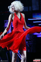 组图：亚洲超模模仿玛丽莲梦露 裙摆飞扬性感十足