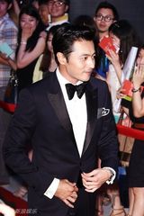 组图：张东健等捧场电影节 梁朝伟牵手宋慧乔