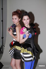 组图：Twins任亚洲游戏展大使 明年出粤语专辑