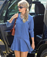 组图：泰勒-斯威夫特街拍波点连衣裙清新