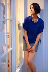 幻灯图集：王雅捷短裙秀美腿 迷离眼神妩媚风情