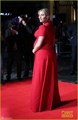 组图：温丝莱特明艳红裙手摸孕肚罩杯升级