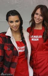 组图：金-卡戴珊感恩节下厨和妮基-希尔顿撞衫