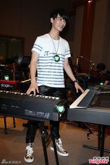 组图：严爵害羞不露人鱼线 女记者上阵验收