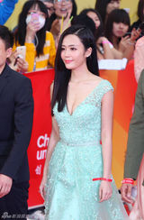 组图：汤晶媚化身绿色精灵亮相北京电影节