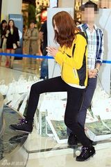 组图：孔孝真休闲装出席品牌活动 笑容明朗