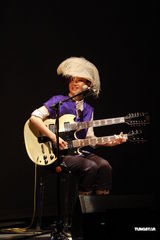 组图：卢凯彤举行音乐会 五支吉他轮番上阵