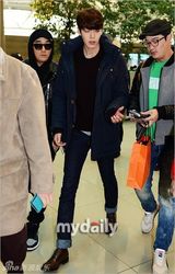 组图：金宇彬机场秀长腿 飞往新西兰拍广告