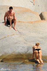 组图：帕丽斯胸袭神秘新欢 海边甜蜜依偎