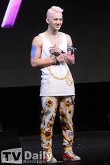 组图：韩团NU'EST发新碟卖萌 主打清凉曲风