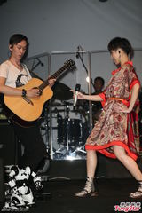 组图：戴佩妮开唱秀双重安全裤 男友捧场