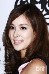 组图：韩星高小英时尚性感为品牌站台