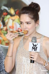 组图：许玮宁性感秀美腿 称阮经天当兵很努力