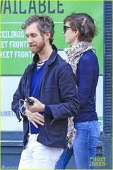 组图：海瑟薇携老公出街 发卡俏皮秀长腿