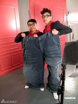 高清图：农夫组合代言服装化身“疯水大师”