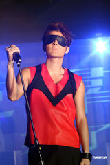 组图：吴克群发新专辑 单膝下跪示爱徐若瑄