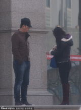 组图：郭涛携小15岁妻子现身民政局疑婚姻触礁