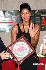 幻灯图：爵士天后香港开唱 林建岳送“福”字祝贺 