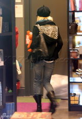 幻灯图集：克里斯蒂娜有惊无险 撞车后依旧购物