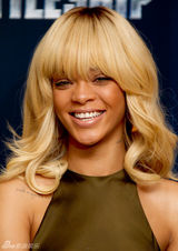 组图：蕾哈娜助阵《战舰》发布会 端庄长裙显高贵