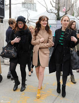 高清组图：莉顿-梅斯特街拍驼色大衣搭配纱裙